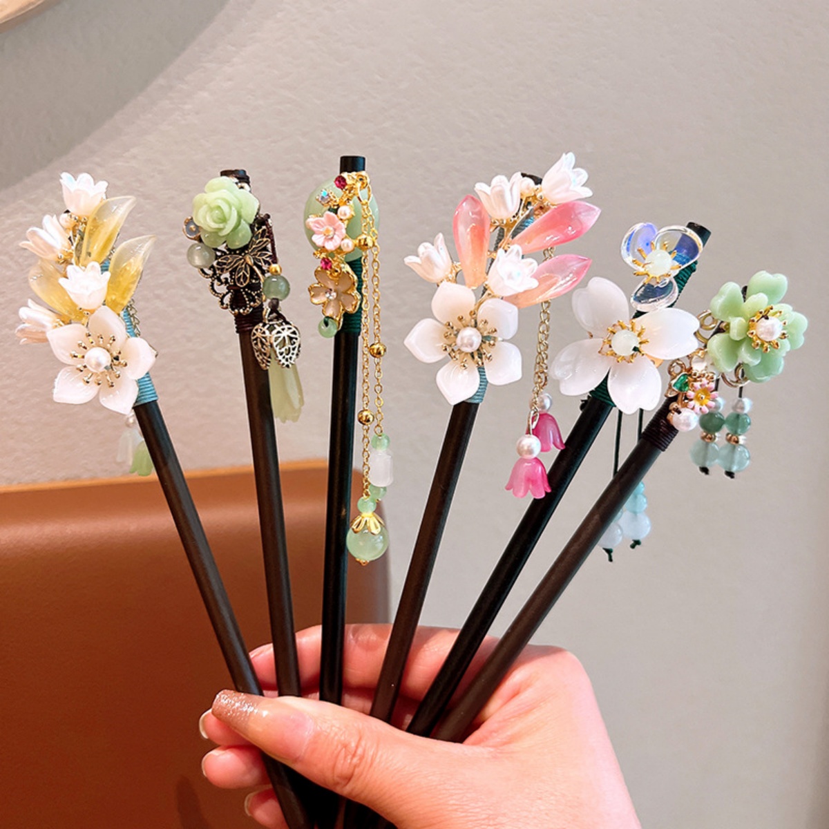 Supply Florist - Exquisita horquilla de madera con borlas